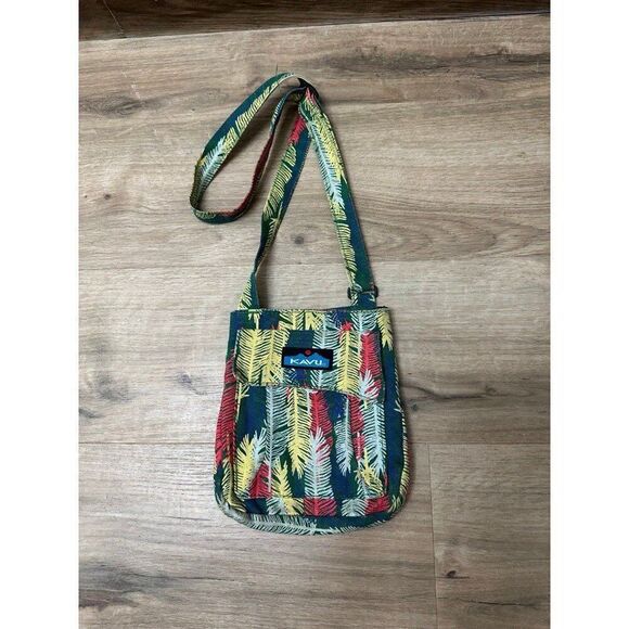 Kavu Crossbody Bag - Feather Print Purse - Travel Purse Adjustable Strap - Picture 1 of 3